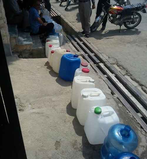 صف‌ طولانی برازجانی ها برای خرید آب